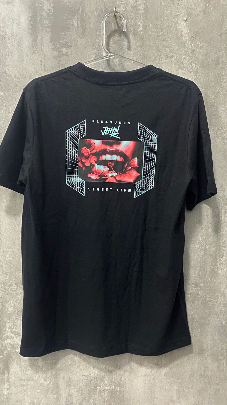 Camiseta John Roger Pleasures Preto