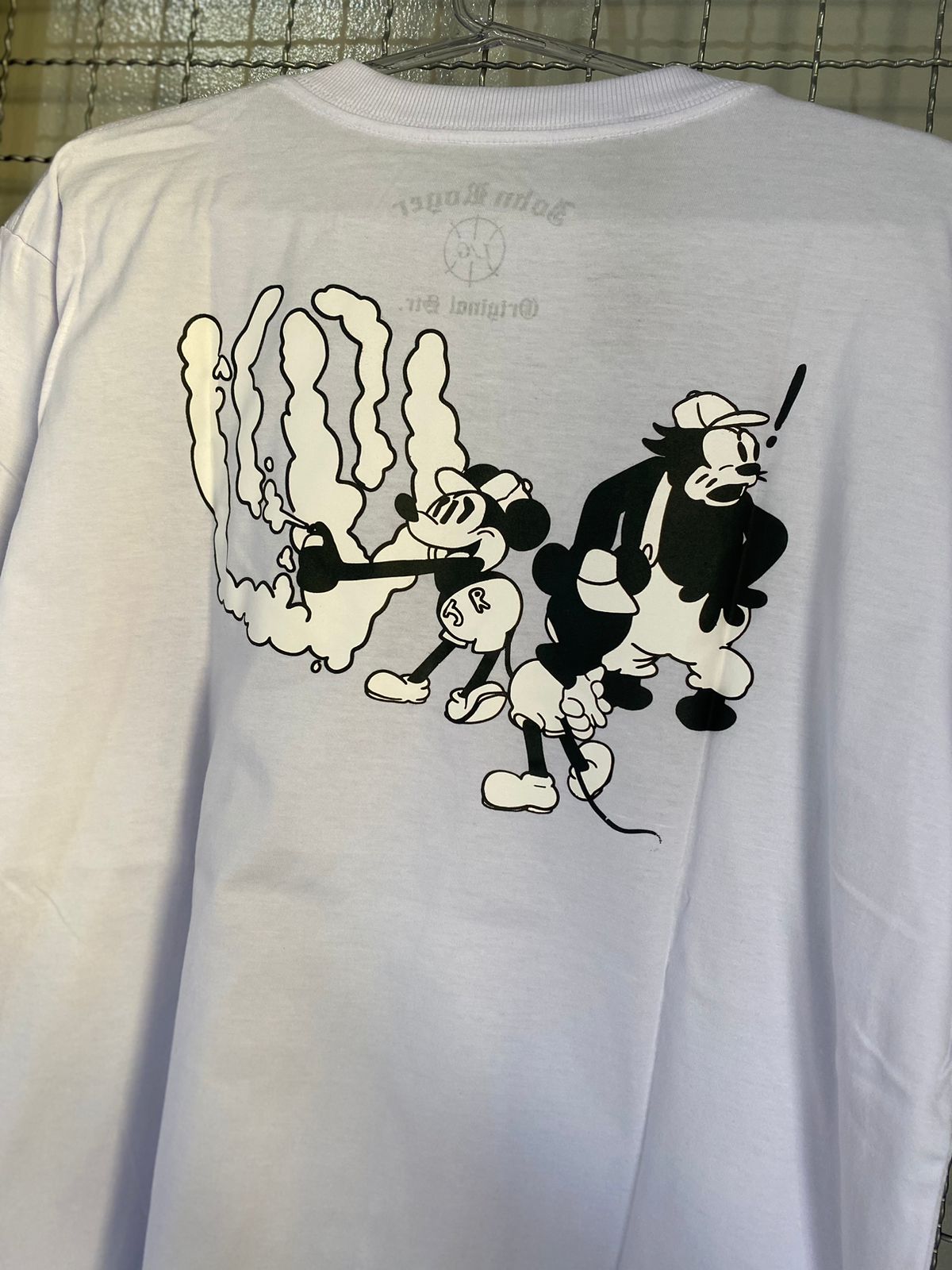 Camiseta John Roger Mickey Graffite Branco