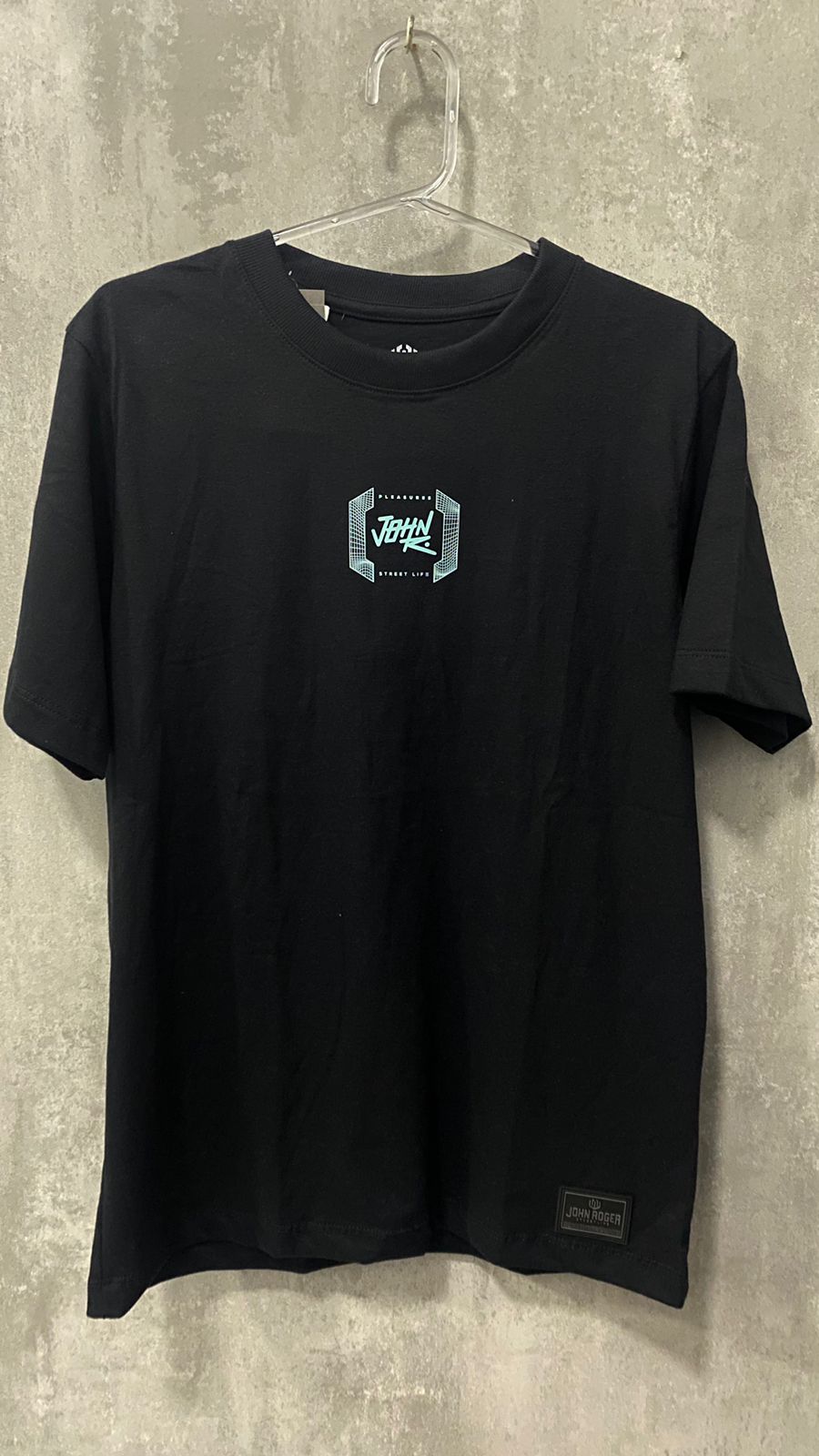 CamisetaJohnRogerPleasuresPretoM
