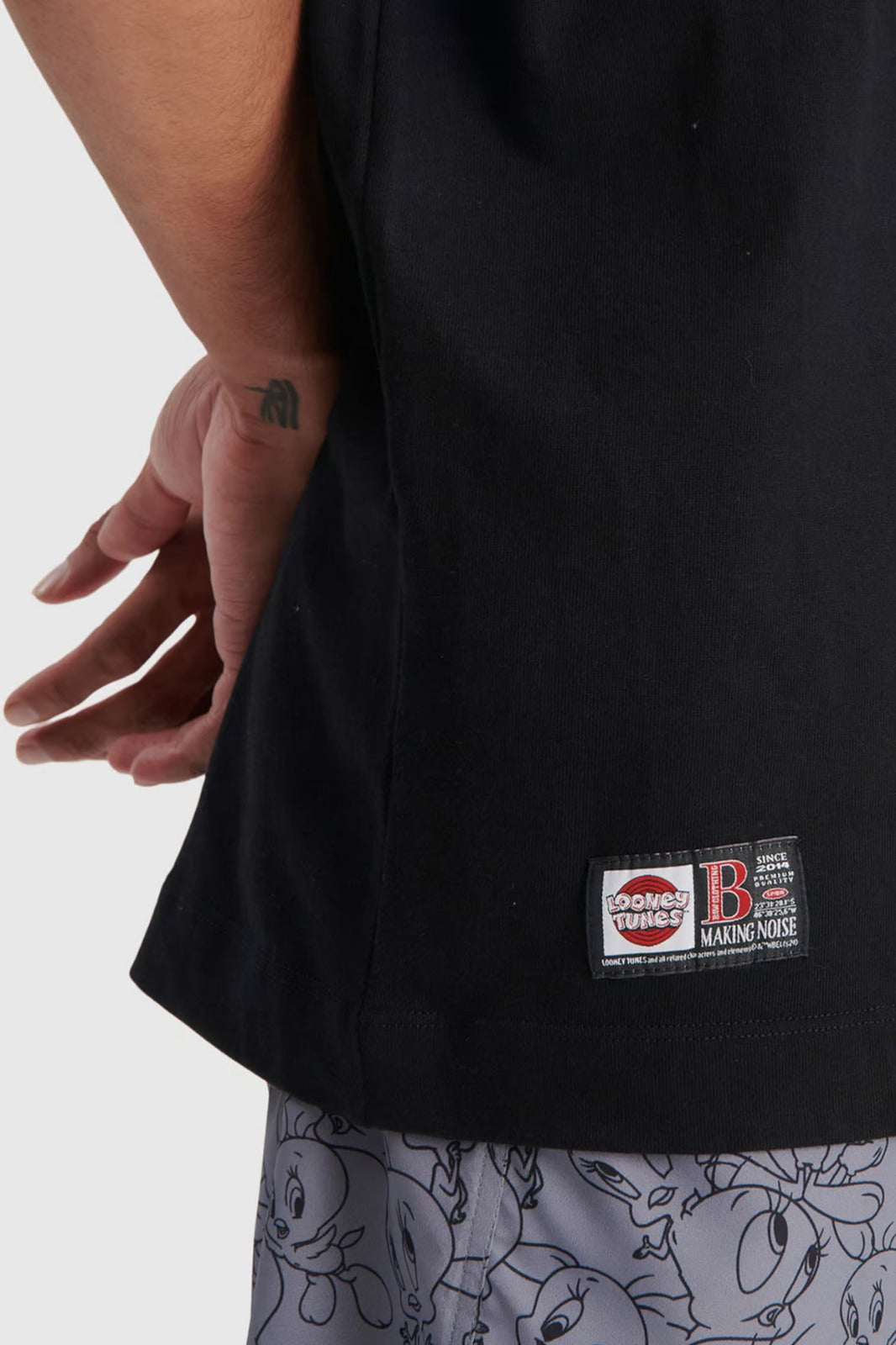 Camiseta Baw New Over Coyote Looney